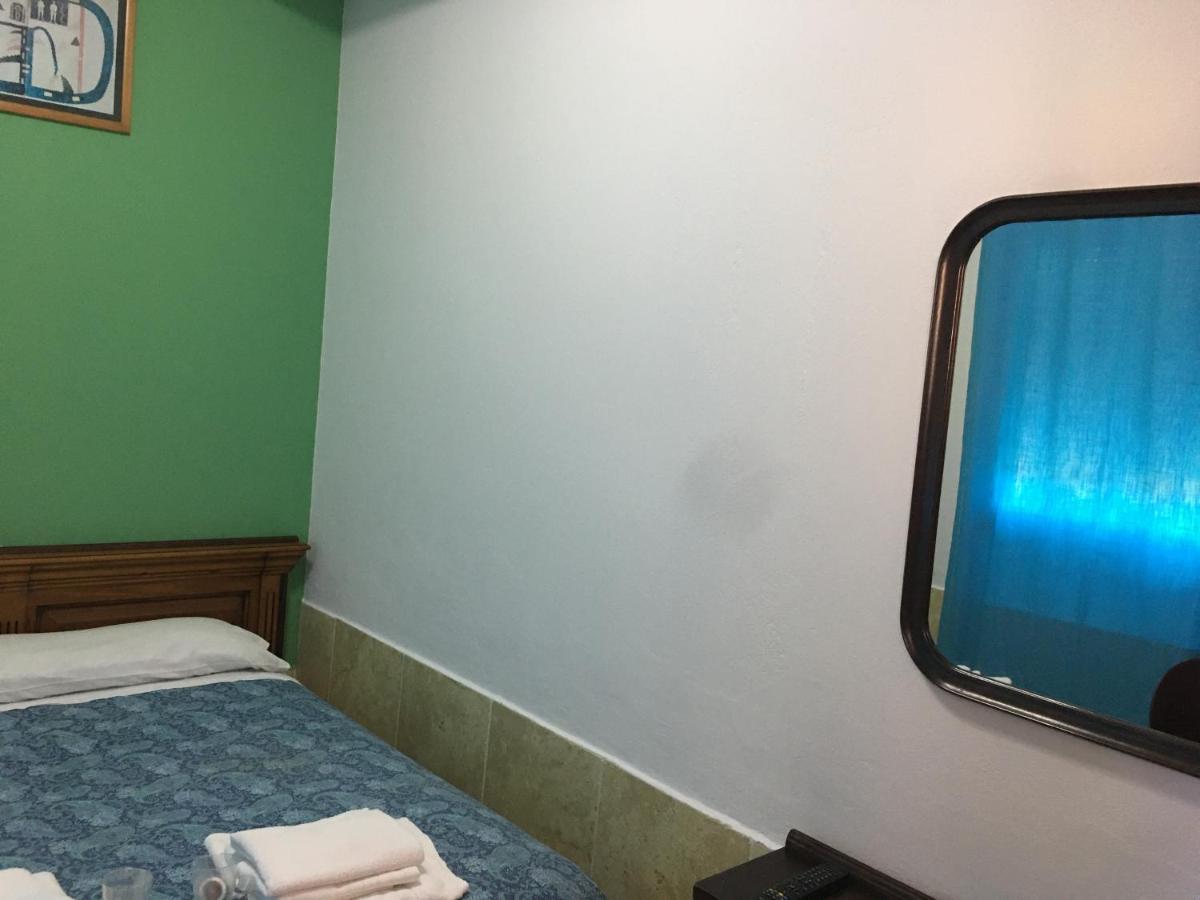 Hostal O Labrador Hotel O Hospital Екстериор снимка